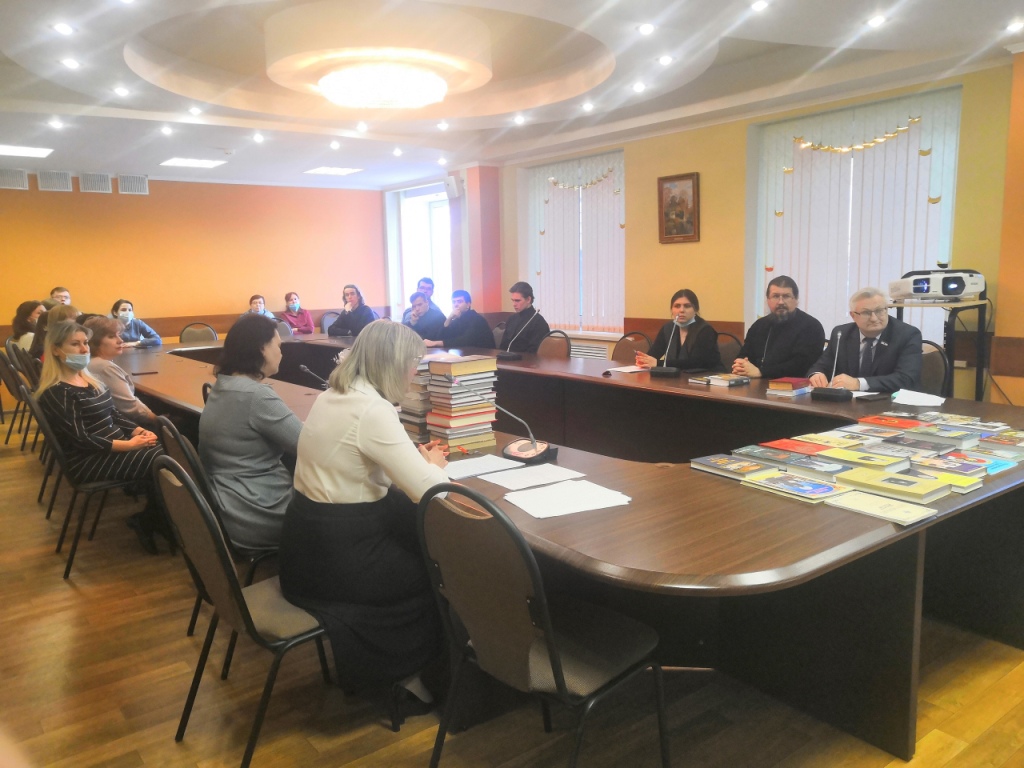 Преподаватели и студенты Саранской духовной семинарии участвовали в круглом столе